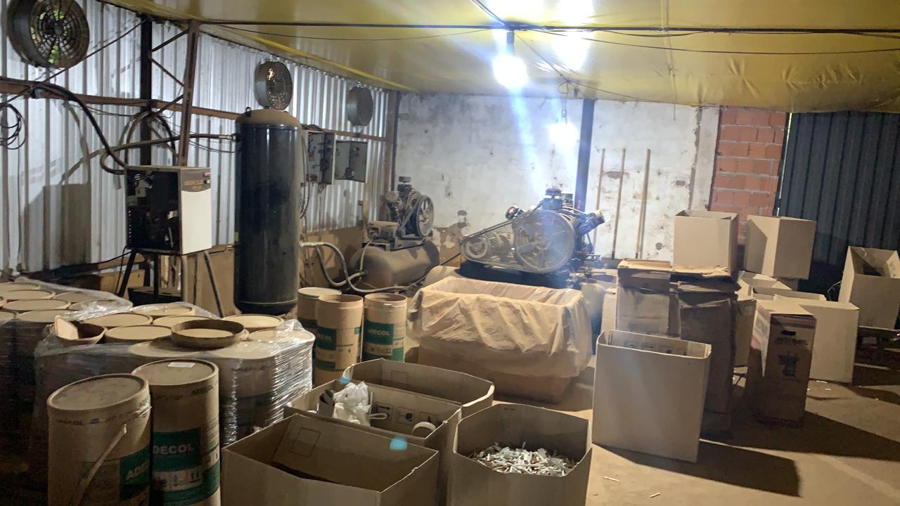 Foto 20 de 26 — Fábrica clandestina produzia milhares de cigarros por dia em Araraquara; Veja fotos